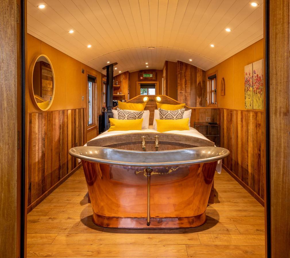 Апартаменты Ashwood Shepherd Hut -Ockeridge Rural Retreats Вустер Экстерьер фото