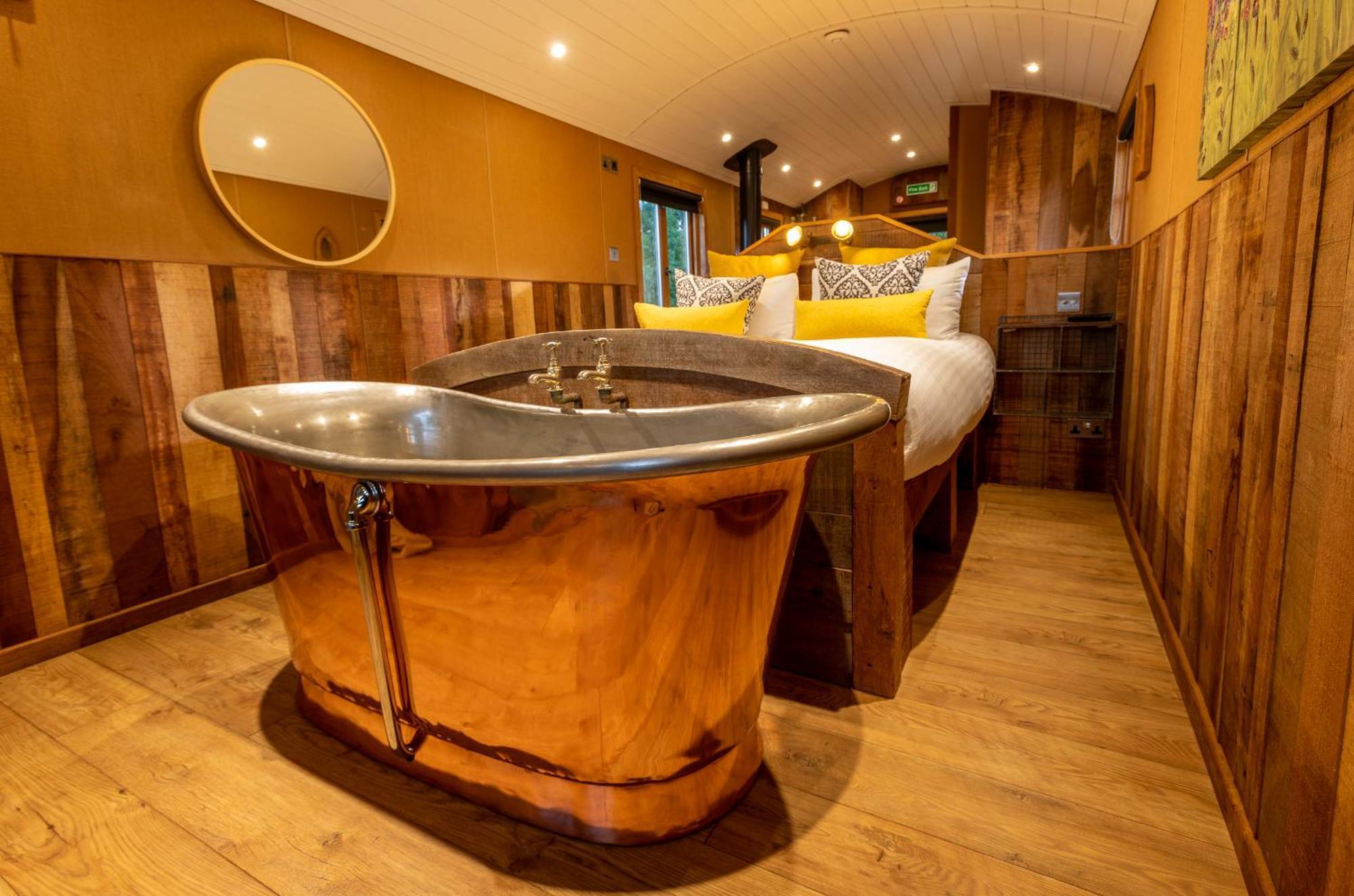 Апартаменты Ashwood Shepherd Hut -Ockeridge Rural Retreats Вустер Экстерьер фото