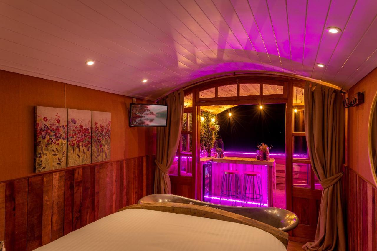 Апартаменты Ashwood Shepherd Hut -Ockeridge Rural Retreats Вустер Экстерьер фото