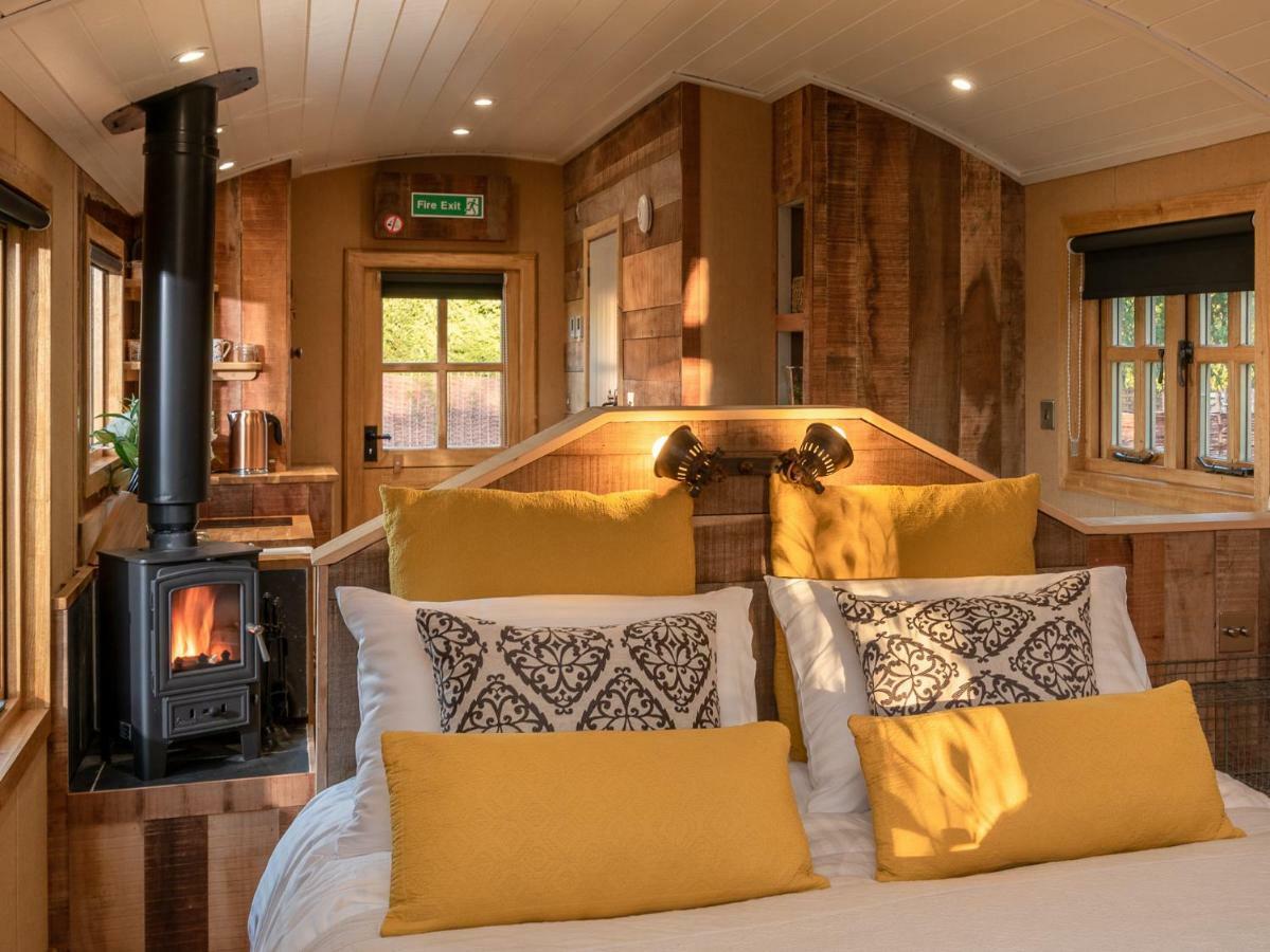 Апартаменты Ashwood Shepherd Hut -Ockeridge Rural Retreats Вустер Экстерьер фото